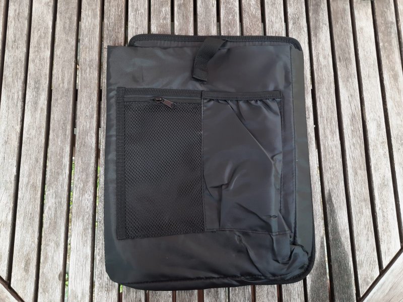 Das herausnehmbare Fach für Laptop. Das herausnehmbare Fach für Laptop.