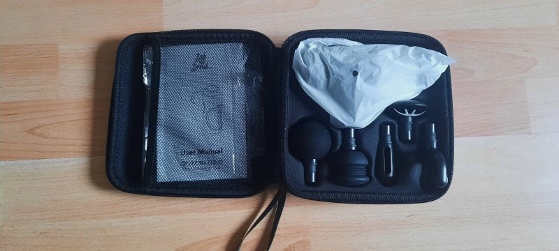 Vollständiger Lieferumfang der Mini-Massagepistole.