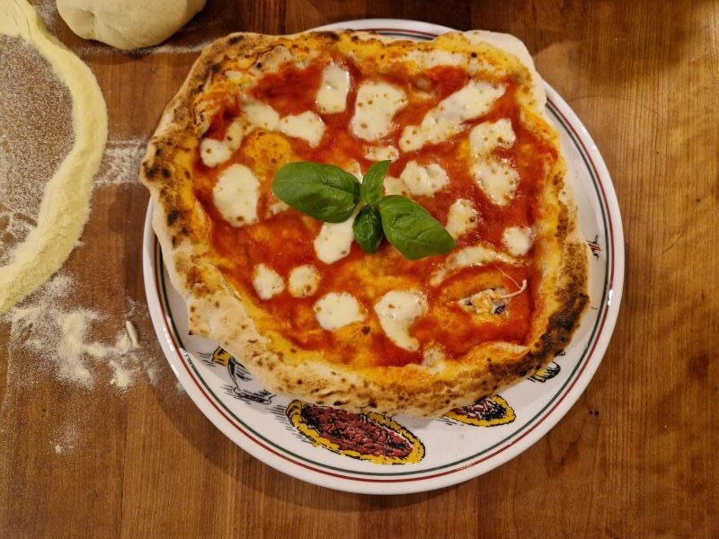 Margherita-Pizza mit Basilikum.