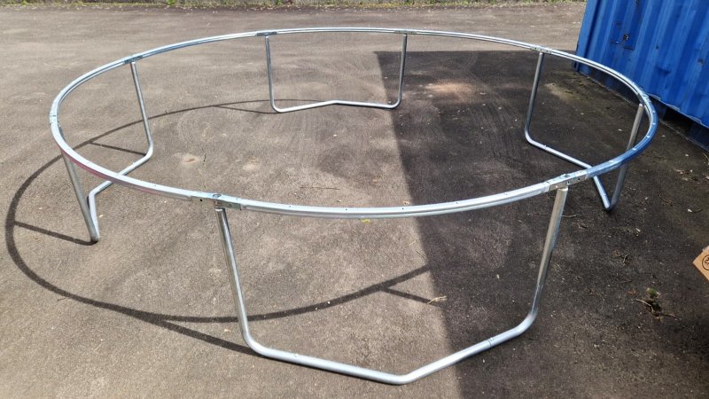 Der fertig montierte Rahmen des Gartentrampolins von SportPlus.