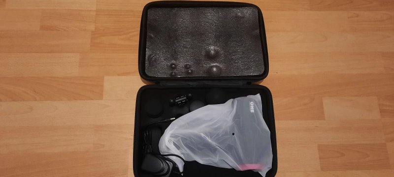 Geöffnete Tasche der "One" Massagepistole