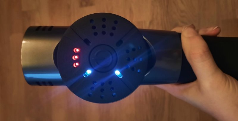 Die eingeschaltete Pro Massagepistole.