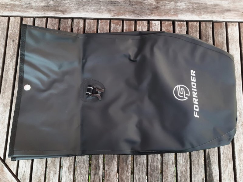 Ausgerollte Fahrradtasche von Forrider.