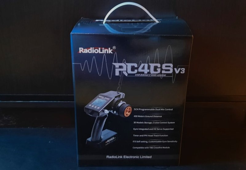 Die RC4GS-V3 Fernsteuerung in ihrer Originalverpackung.