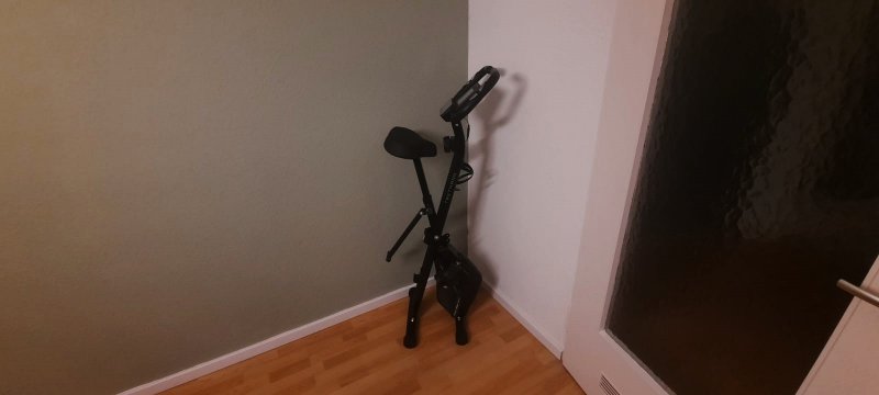 Der eingeklappte Heimtrainer.