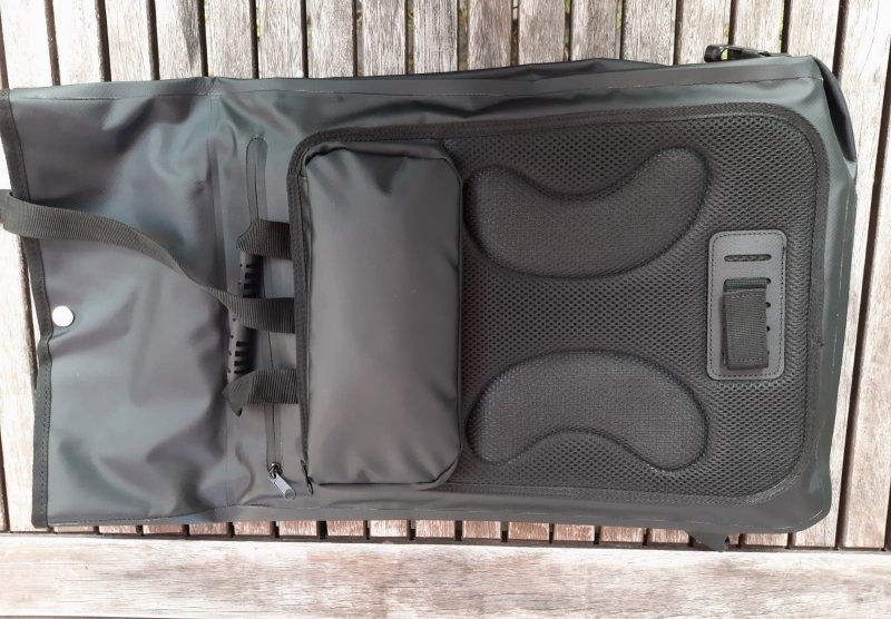 Rückansicht des Rucksacks, mit angenehmer Polsterung. Rückansicht des Rucksacks, mit angenehmer Polsterung.