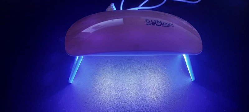 Eingeschaltete UV Lampe der Marke Born Pretty